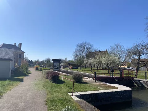 Image de l'écluse situé à Baye