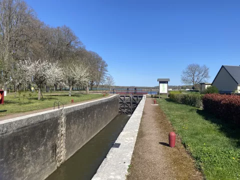 Image de l'écluse situé à Baye